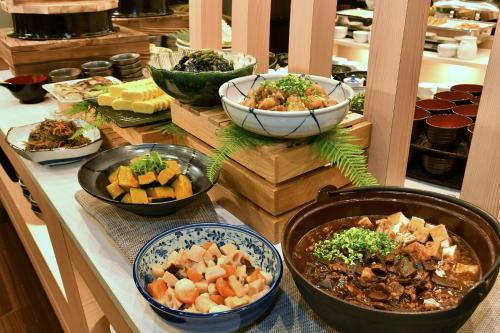 名古屋市にある名古屋栄ワシントンホテルプラザのテーブルの上に並ぶ様々な種類の料理を楽しめます。