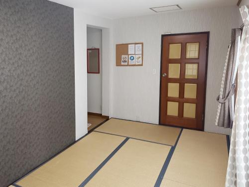 una habitación vacía con puerta y suelo en HOTEL HOUSE LEE, en Tokio