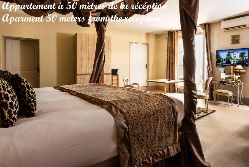 a bedroom with a bed in a room at Le Clos Violette et Le 11 D'Aglaé - Hôtel de Charme Design de Luxe in LʼIsle-sur-la-Sorgue