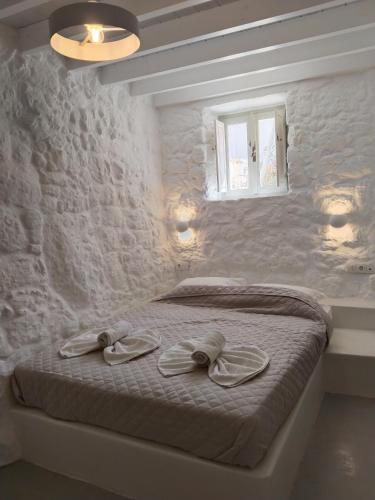Nikiá的住宿－Oniropagida Nisyros apartment #1，一间卧室配有一张床,上面有两条毛巾