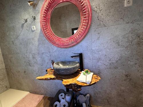 baño con lavabo y espejo en la pared en Casa Entre Molinos en Consuegra