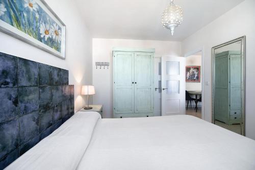 a bedroom with a large white bed and a table at Doña Amparo chipiona Playa de Regla in Chipiona