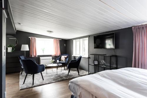 Schlafzimmer mit einem Bett, einem Tisch und Stühlen in der Unterkunft Hotell MAVI in Viken