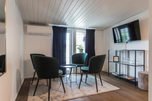 een kamer met stoelen, een tafel en een raam bij Hotell MAVI in Viken