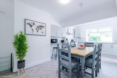 a kitchen and dining room with a table and chairs at Beautiful 3 bedroom property , Sleeps 6 in Crewe