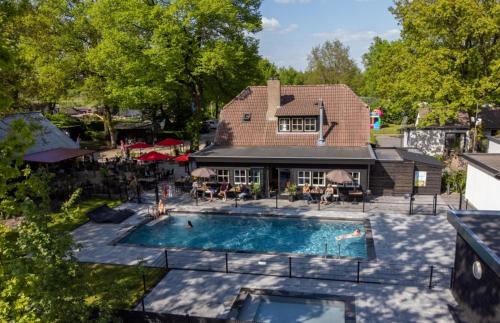 een luchtzicht op een huis met een zwembad bij Camping de Vinkenkamp in Lieren