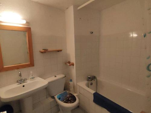 une salle de bain avec un lavabo, des toilettes et une baignoire dans l'établissement Appartement T2 bis avec cour, proche télécabine et commerces - Cauterets, 6 couchages - FR-1-234-127, à Cauterets