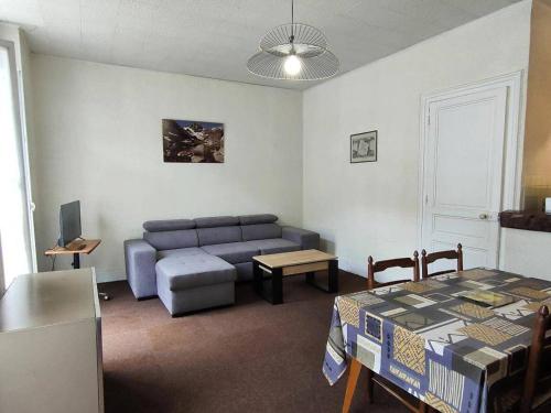 un salon avec un canapé et une table dans l'établissement Appartement 2 pièces central à Cauterets avec balcon, parking et proximité Citycab - FR-1-234-145, à Cauterets