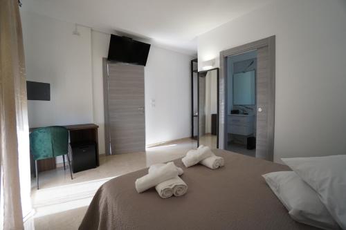 una camera da letto con due asciugamani su un letto di b&b Villa Grazia a Leverano