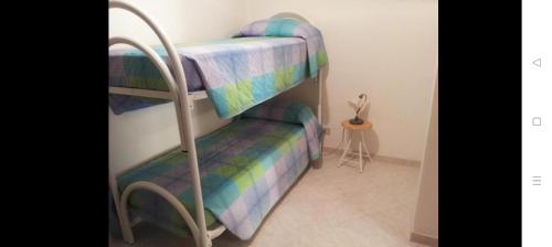 ein paar Etagenbetten in einem Zimmer in der Unterkunft L'Isola nel Mare in San Vito lo Capo