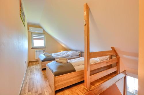 Ce dortoir comprend 2 lits superposés et un escalier. dans l'établissement Bieszczadzki Horyzont, à Ustrzyki Dolne