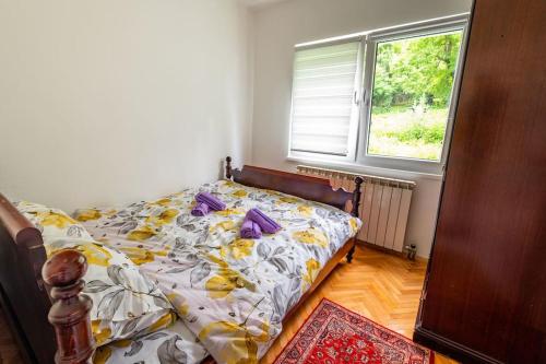 萨拉热窝Apartment Baščaršija Old City view的一间卧室，里面有一张床和一扇窗户。