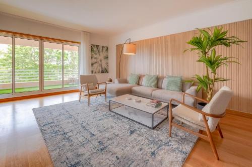 a living room with a couch and a table at Belo Horizonte Apart in Parede