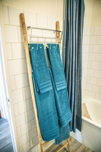 un porte-serviettes avec quatre serviettes bleues dessus dans l'établissement Blue Gold - Saint Rémi - Basilique, à Reims
