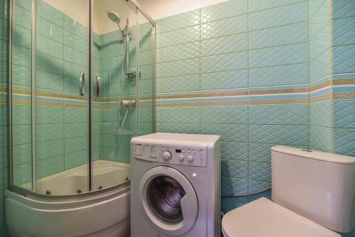 y baño con lavadora y aseo. en VILLA KURLAND, en Ventspils