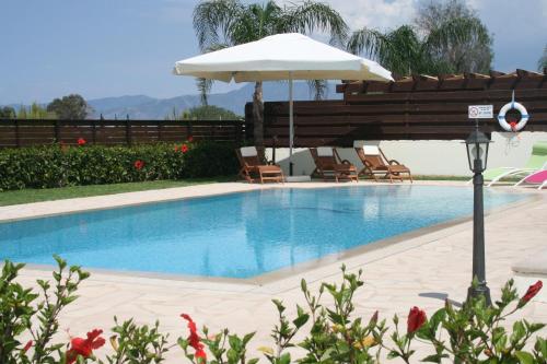 Πισίνα στο ή κοντά στο Paradise Latchi Villa 