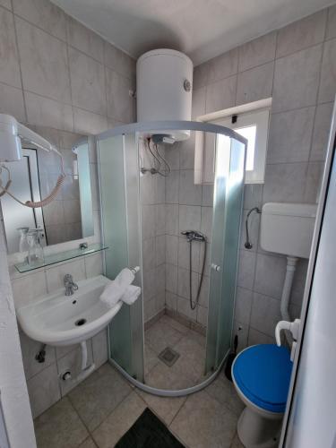 y baño con ducha, lavabo y aseo. en Apartments Adriatik, en Ulcinj