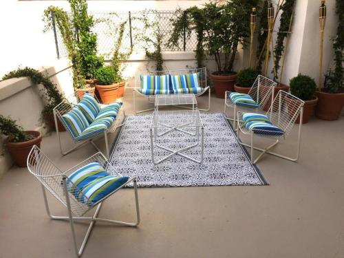 a group of chairs and a table on a patio at Les Cachettes in Avignon