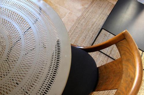 a wooden chair with a white fan on the floor at Les Cachettes in Avignon