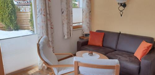 een woonkamer met een bank en een tafel bij Haus Angelika in Ehrwald