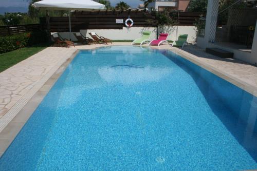 Πισίνα στο ή κοντά στο Paradise Latchi Villa 