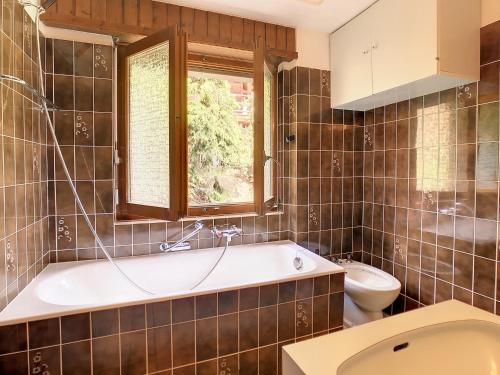 bagno con vasca e servizi igienici di Concorde 227 a Verbier