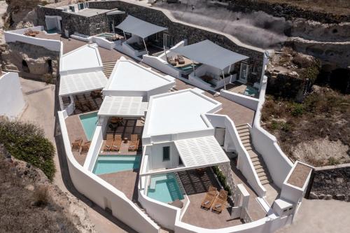 einen Luftblick auf eine Villa mit einem Pool in der Unterkunft Victoria Caves in Vóthon