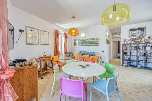 ein Wohnzimmer mit einem Tisch und Stühlen in der Unterkunft Astra 2 Veli Lošinj Harbour View - Happy Rentals in Veli Lošinj