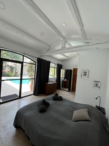 ein Schlafzimmer mit einem großen Bett und einem großen Fenster in der Unterkunft chambre d'hôte sur le golf de pont royal in Mallemort
