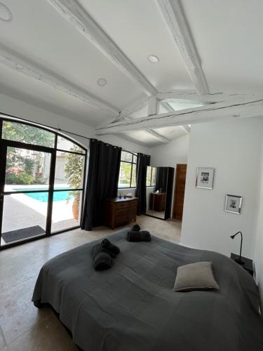 เตียงในห้องที่ La Bastide des Rosiers