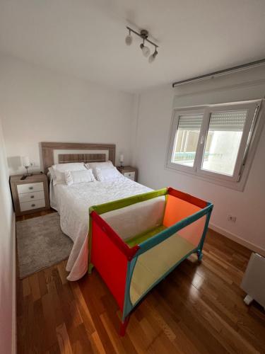 een slaapkamer met een bed en een stoel erin bij Apartamento Arousa Mar in Villanueva de Arosa
