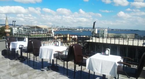 イスタンブールにあるスター ホテルの水辺の景色を望むテーブルと椅子