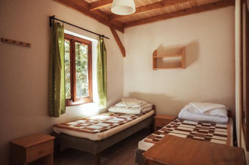 - 2 lits dans une chambre avec fenêtre dans l'établissement Ośrodek Wypoczynkowy Hartek, à Ostaszewo