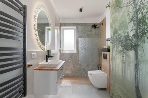 Apartamenty Pod Cisem Lux tesisinde bir banyo