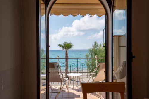 Camera con balcone affacciato sull'oceano. di Residence L'Arcipelago Appartamenti Fronte Mare con Ampio Balcone a Capo dʼOrlando