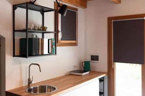 una cucina con lavandino e finestra di Sa Guardia de Ferricci a Solanas