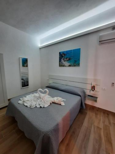Vista mare rooms في Gasponi: غرفة نوم عليها سرير وفوط
