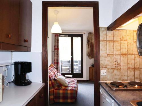 - une cuisine avec un salon doté d'un canapé dans l'établissement Studio 4 pers, au pied des pistes, centre station Les Orres 1650 - FR-1-322-335, aux Orres