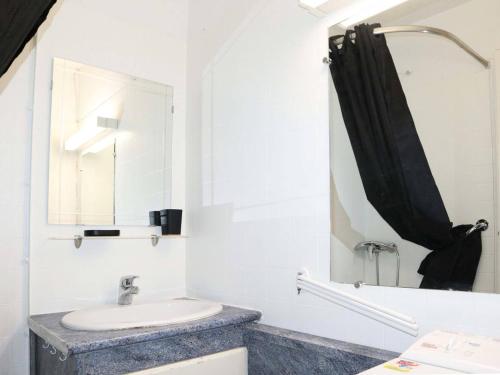 une salle de bain avec un lavabo et un miroir dans l'établissement Studio 4 pers, au pied des pistes, centre station Les Orres 1650 - FR-1-322-335, aux Orres