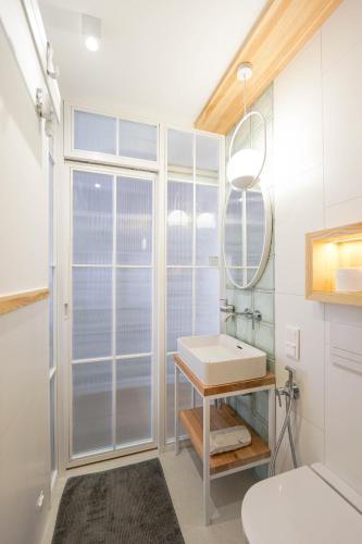 a bathroom with a sink and a mirror at Villa Pastelowa in Jastarnia