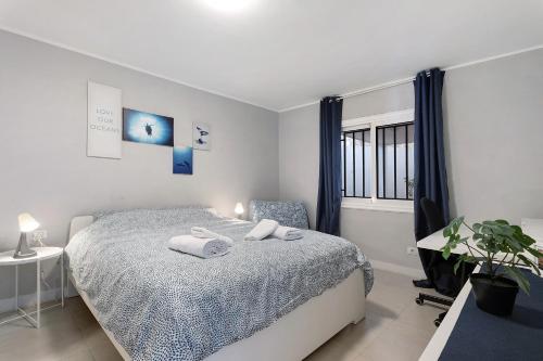 ein Schlafzimmer mit Bett, Schreibtisch und Fenster in der Unterkunft Holiday Valley Blue Ocean B2 in Adeje