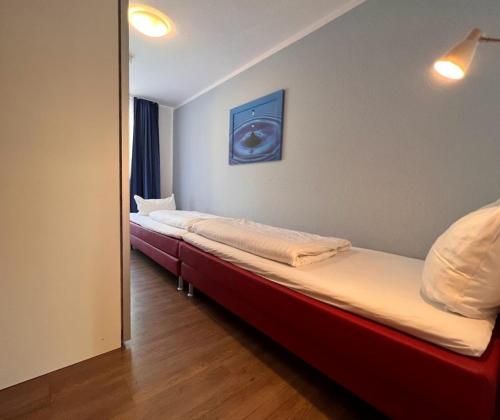 Habitación con 2 camas en una habitación con ventana en Haus am Mühlenpark Whg. 7, en Cuxhaven