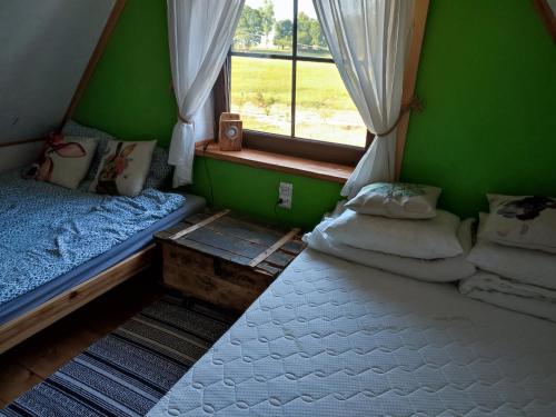 Rutka TartakにあるEkoStolarniaのベッド2台と窓が備わる客室です。
