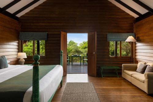 Postel nebo postele na pokoji v ubytování Jetwing Jungle Lodge, A Luxury Reserve