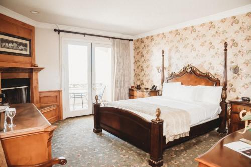 蒂梅丘拉的住宿－Churon Inn Winery，一间卧室配有一张床、一张桌子和一个壁炉