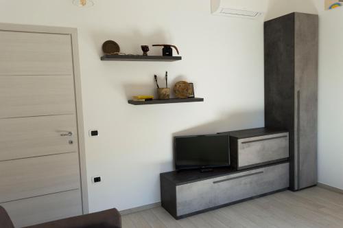 un soggiorno con TV a parete di Is Seddas B&B a Bari Sardo