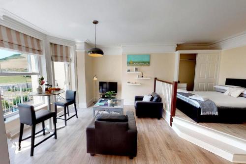 ein Schlafzimmer mit Bett und ein Wohnzimmer in der Unterkunft ILFRACOMBE SEA ROCK 4 1 Bedroom in Ilfracombe