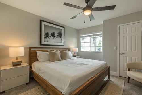 um quarto com uma cama e uma ventoinha de tecto em Modern Townhouse Apartments near the Turnberry Golf Course, Aventura Mall, and Sunny Isles Beach em Aventura