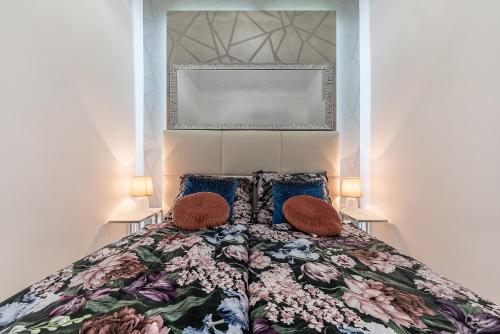 1 dormitorio con 1 cama con 2 almohadas en Luxury apartment with free garage and balcony in the center en Budapest