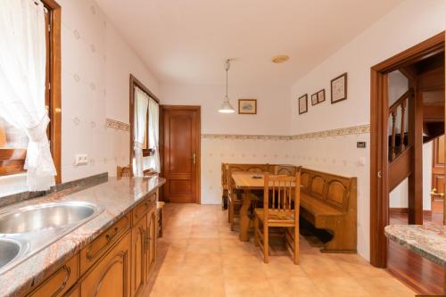 uma cozinha com uma mesa de madeira e uma sala de jantar em Ezkialderdi - baskeyrentals em Aia